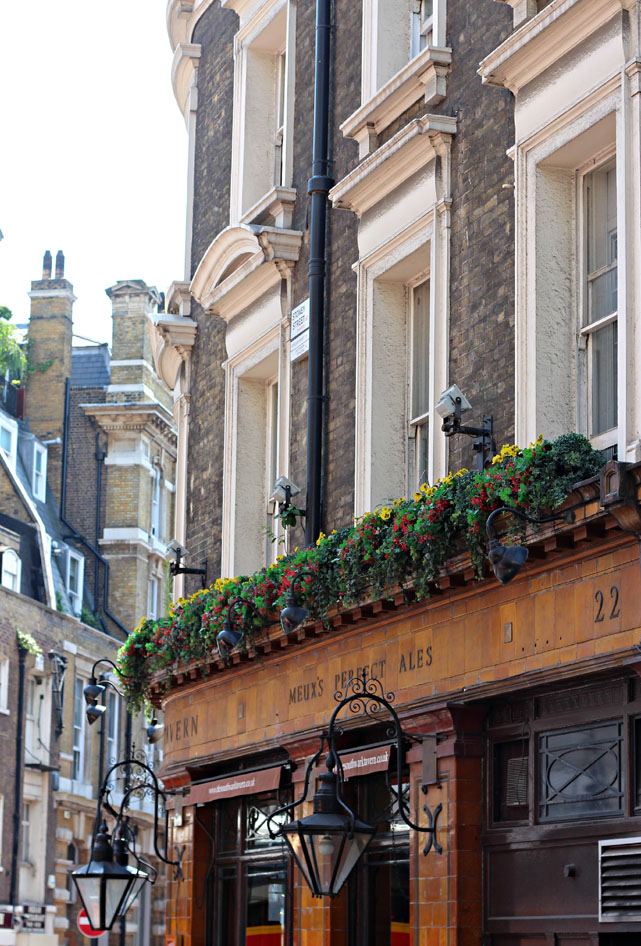 street scene in London | Finding Beautiful Truth